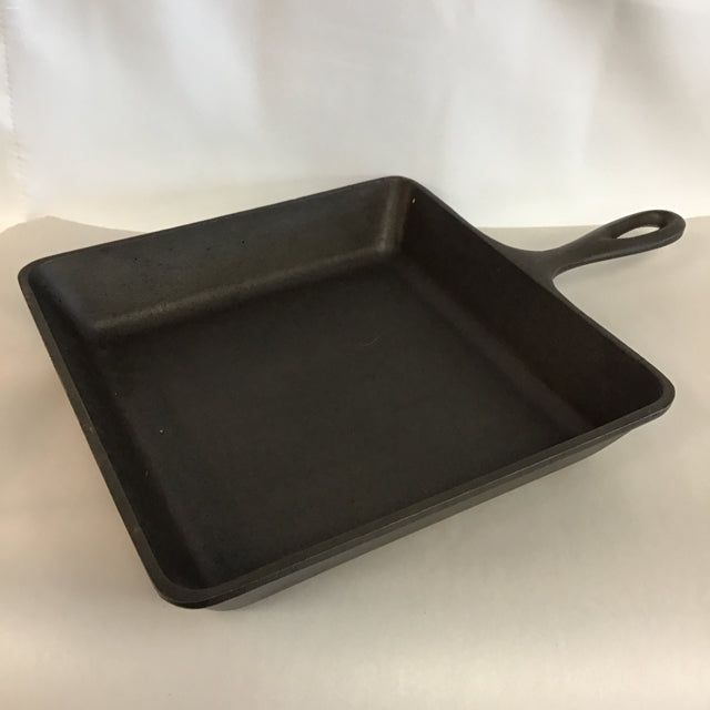En kvadratisk gjutjärnspanna på en ljus bakgrund.